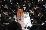 פולע גאלעריע: ניחום אבלים בחצר הקודש קרעטשניף סיגעט 