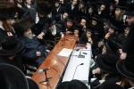 פולע גאלעריע: ניחום אבלים בחצר הקודש קרעטשניף סיגעט 