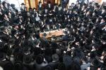 פולע גאלעריע: ניחום אבלים בחצר הקודש קרעטשניף סיגעט 