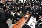 פולע גאלעריע: ניחום אבלים בחצר הקודש קרעטשניף סיגעט 