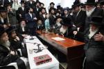 פולע גאלעריע: ניחום אבלים בחצר הקודש קרעטשניף סיגעט 