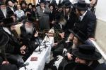 פולע גאלעריע: ניחום אבלים בחצר הקודש קרעטשניף סיגעט 