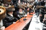 פולע גאלעריע: ניחום אבלים בחצר הקודש קרעטשניף סיגעט 
