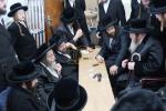 פולע גאלעריע: ניחום אבלים בחצר הקודש קרעטשניף סיגעט 