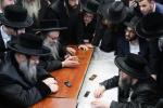 פולע גאלעריע: ניחום אבלים בחצר הקודש קרעטשניף סיגעט 