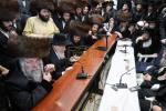 פולע גאלעריע: ניחום אבלים בחצר הקודש קרעטשניף סיגעט 