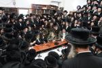פולע גאלעריע: ניחום אבלים בחצר הקודש קרעטשניף סיגעט 