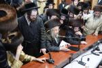 פולע גאלעריע: ניחום אבלים בחצר הקודש קרעטשניף סיגעט 