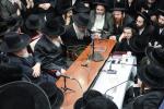 פולע גאלעריע: ניחום אבלים בחצר הקודש קרעטשניף סיגעט 