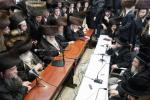 פולע גאלעריע: ניחום אבלים בחצר הקודש קרעטשניף סיגעט 