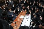 פולע גאלעריע: ניחום אבלים בחצר הקודש קרעטשניף סיגעט 