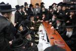 פולע גאלעריע: ניחום אבלים בחצר הקודש קרעטשניף סיגעט 