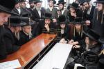 פולע גאלעריע: ניחום אבלים בחצר הקודש קרעטשניף סיגעט 