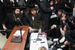 פולע גאלעריע: ניחום אבלים בחצר הקודש קרעטשניף סיגעט 