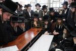 פולע גאלעריע: ניחום אבלים בחצר הקודש קרעטשניף סיגעט 