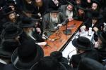 פולע גאלעריע: ניחום אבלים בחצר הקודש קרעטשניף סיגעט 