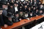 פולע גאלעריע: ניחום אבלים בחצר הקודש קרעטשניף סיגעט 