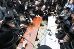 פולע גאלעריע: ניחום אבלים בחצר הקודש קרעטשניף סיגעט 