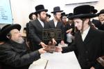 מעמד מסיבת לחיים בבית הרה"ק רבי יעקב מאיר שעכטער שליט"א לרגל הוצאה לאור הספר החדש "דורשי יחודך" יסודי היהדות ח"ב