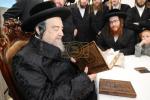 מעמד מסיבת לחיים בבית הרה"ק רבי יעקב מאיר שעכטער שליט"א לרגל הוצאה לאור הספר החדש "דורשי יחודך" יסודי היהדות ח"ב