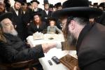 מעמד מסיבת לחיים בבית הרה"ק רבי יעקב מאיר שעכטער שליט"א לרגל הוצאה לאור הספר החדש "דורשי יחודך" יסודי היהדות ח"ב