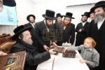 מעמד מסיבת לחיים בבית הרה"ק רבי יעקב מאיר שעכטער שליט"א לרגל הוצאה לאור הספר החדש "דורשי יחודך" יסודי היהדות ח"ב