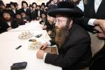 מעמד מסיבת לחיים בבית הרה"ק רבי יעקב מאיר שעכטער שליט"א לרגל הוצאה לאור הספר החדש "דורשי יחודך" יסודי היהדות ח"ב