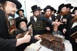 מעמד מסיבת לחיים בבית הרה"ק רבי יעקב מאיר שעכטער שליט"א לרגל הוצאה לאור הספר החדש "דורשי יחודך" יסודי היהדות ח"ב