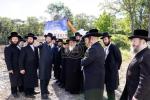 כ"ק מרן אדמו"ר מסאטמאר שליט"א באזוכט ביים שטח הבנוי' פון נייע תלמוד תורה געביידע "בנין יואל לאנדא" אין קרית יואל