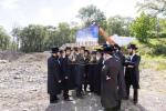 כ"ק מרן אדמו"ר מסאטמאר שליט"א באזוכט ביים שטח הבנוי' פון נייע תלמוד תורה געביידע "בנין יואל לאנדא" אין קרית יואל