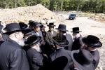 כ"ק מרן אדמו"ר מסאטמאר שליט"א באזוכט ביים שטח הבנוי' פון נייע תלמוד תורה געביידע "בנין יואל לאנדא" אין קרית יואל