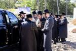 כ"ק מרן אדמו"ר מסאטמאר שליט"א באזוכט ביים שטח הבנוי' פון נייע תלמוד תורה געביידע "בנין יואל לאנדא" אין קרית יואל
