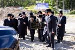 כ"ק מרן אדמו"ר מסאטמאר שליט"א באזוכט ביים שטח הבנוי' פון נייע תלמוד תורה געביידע "בנין יואל לאנדא" אין קרית יואל
