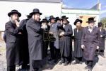 כ"ק מרן אדמו"ר מסאטמאר שליט"א באזוכט ביים שטח הבנוי' פון נייע תלמוד תורה געביידע "בנין יואל לאנדא" אין קרית יואל
