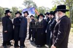 כ"ק מרן אדמו"ר מסאטמאר שליט"א באזוכט ביים שטח הבנוי' פון נייע תלמוד תורה געביידע "בנין יואל לאנדא" אין קרית יואל