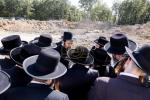 כ"ק מרן אדמו"ר מסאטמאר שליט"א באזוכט ביים שטח הבנוי' פון נייע תלמוד תורה געביידע "בנין יואל לאנדא" אין קרית יואל