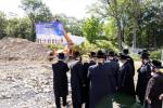 כ"ק מרן אדמו"ר מסאטמאר שליט"א באזוכט ביים שטח הבנוי' פון נייע תלמוד תורה געביידע "בנין יואל לאנדא" אין קרית יואל