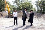 כ"ק מרן אדמו"ר מסאטמאר שליט"א באזוכט ביים שטח הבנוי' פון נייע תלמוד תורה געביידע "בנין יואל לאנדא" אין קרית יואל