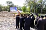 כ"ק מרן אדמו"ר מסאטמאר שליט"א באזוכט ביים שטח הבנוי' פון נייע תלמוד תורה געביידע "בנין יואל לאנדא" אין קרית יואל