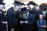 הקמת המצבה פון כ"ק אדמו"ר מקרעטשניף סיגעט זצ"ל 