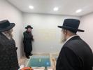 הגאון רבי יעקב זיידה שליט"א דומ"ץ ויזניץ וויליאמסבורג קוקט איבער די הידורים פונעם “מקוה טהרה" פון קאסא גראנדע אריזאנע
