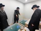 הגאון רבי יעקב זיידה שליט"א דומ"ץ ויזניץ וויליאמסבורג קוקט איבער די הידורים פונעם “מקוה טהרה" פון קאסא גראנדע אריזאנע