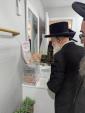 הגאון רבי יעקב זיידה שליט"א דומ"ץ ויזניץ וויליאמסבורג קוקט איבער די הידורים פונעם “מקוה טהרה" פון קאסא גראנדע אריזאנע
