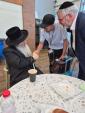 הרה"ג ר' פנחס פאדווא שליט"א גאב"ד קהילת שומרי הדת אין אנטווערפן און רב דמערכת הכשרות המהודרת חוג חתם סופר פתח תקוה ביי א באזוך אין ארה"ק צו מיטהאלטן די השגחה און הידורים פון די נאנט