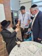הרה"ג ר' פנחס פאדווא שליט"א גאב"ד קהילת שומרי הדת אין אנטווערפן און רב דמערכת הכשרות המהודרת חוג חתם סופר פתח תקוה ביי א באזוך אין ארה"ק צו מיטהאלטן די השגחה און הידורים פון די נאנט