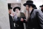 כ"ק אדמו"ר מצאנז שליט"א נעמט אויף קהל חסידיו אין שטאט אלעד