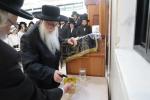 כ"ק אדמו"ר מצאנז שליט"א נעמט אויף קהל חסידיו אין שטאט אלעד
