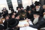 כ"ק אדמו"ר מצאנז שליט"א נעמט אויף קהל חסידיו אין שטאט אלעד
