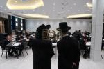 הגה"צ אב"ד צאנז ארה"ב שליט"א אויף א ביקור חיזוק בקרב בני קהילתו לרגל ימים הנוראים הבעלל"ט