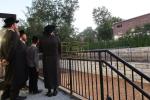 הגה"צ אב"ד צאנז ארה"ב שליט"א אויף א ביקור חיזוק בקרב בני קהילתו לרגל ימים הנוראים הבעלל"ט